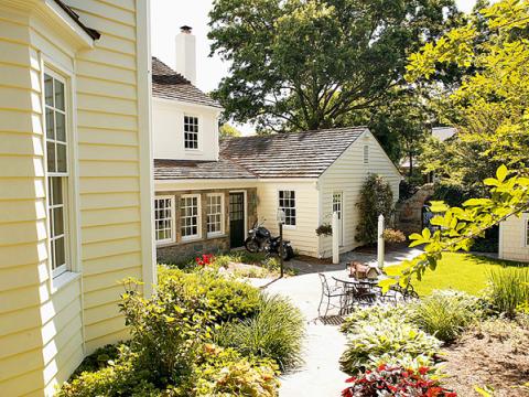 Side exterior walkway for Parkston Rd home